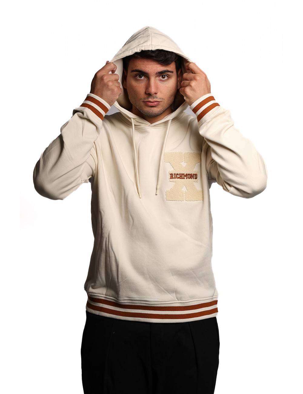 felpa john richmond UOMO AVORIO WHITE CAP - UMA25050FE vista frontale cappuccio