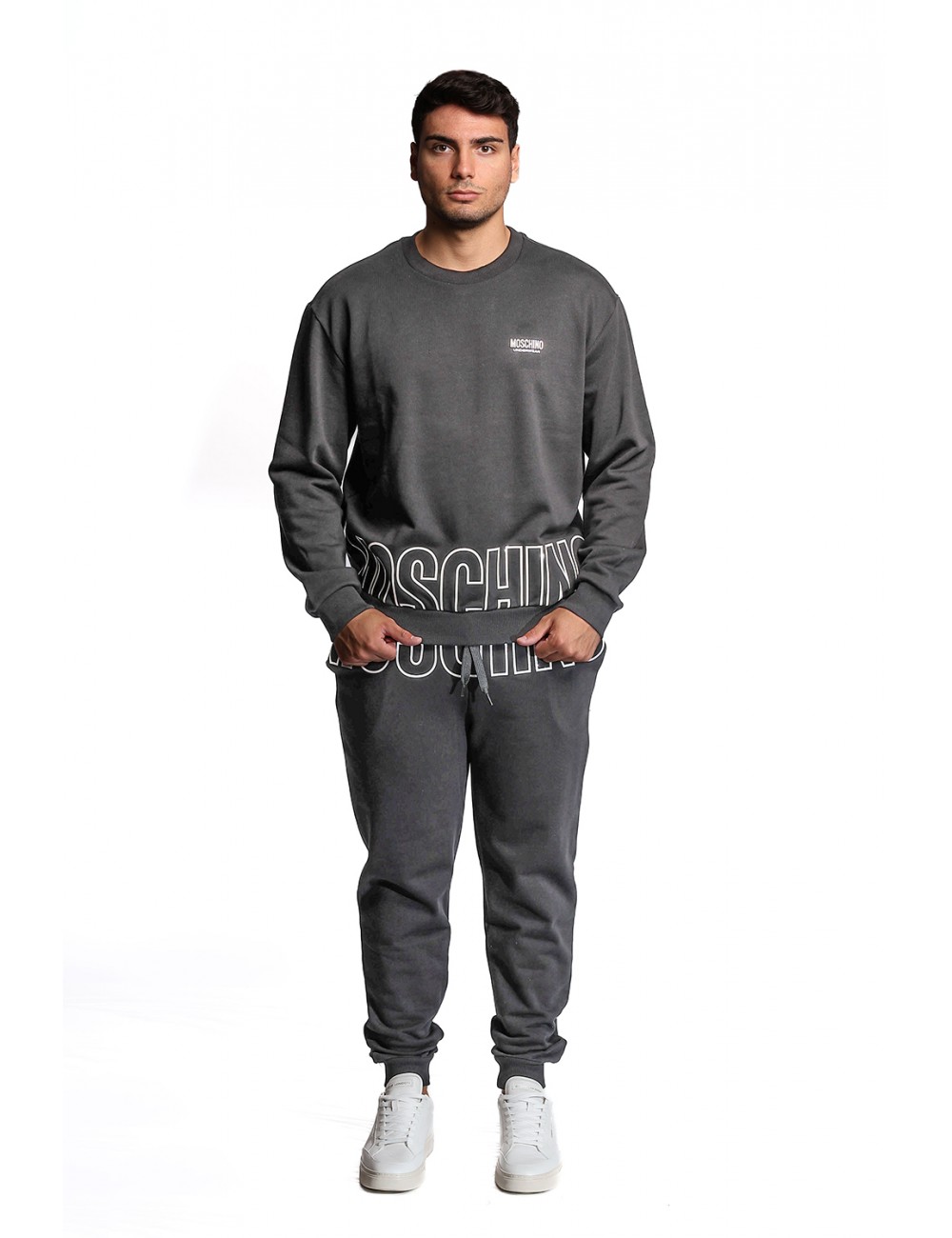 pantalone tuta moschino UOMO NERO 1555 - V1A6810 - 4319 vista completo frontale pantalone tuta moschino UOMO NERO 1555 - V1A6810 - 4319 vista completo frontale