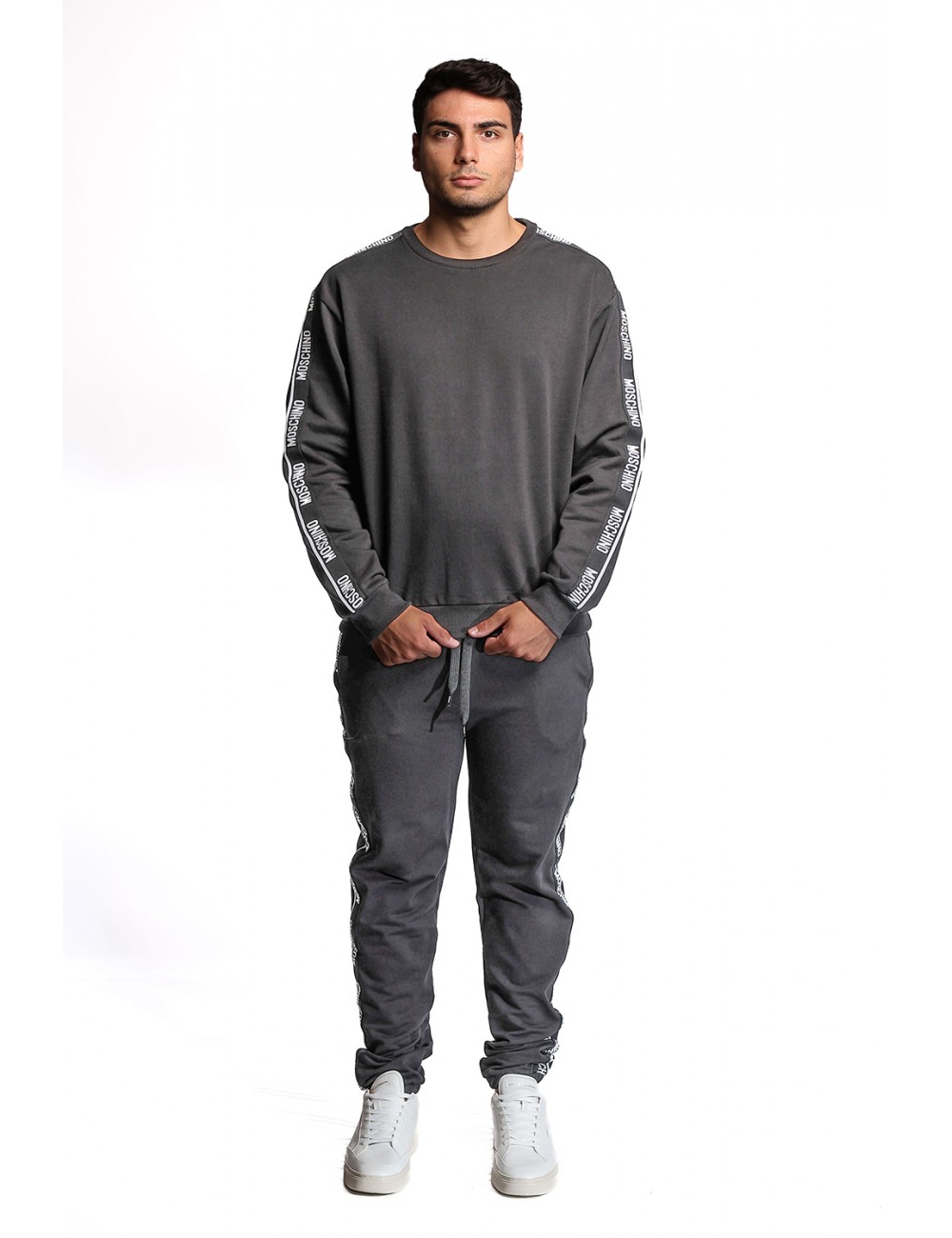 pantalone tuta moschino UOMO NERO 0555 - V1A6891 - 4424 vista frontale completo pantalone tuta moschino UOMO NERO 0555 - V1A6891 - 4424 vista frontale completo
