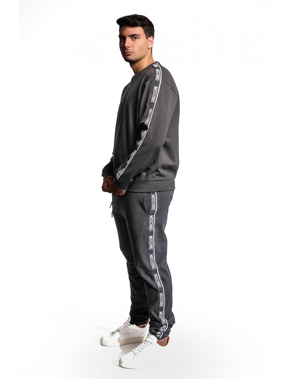 pantalone tuta moschino UOMO NERO 0555 - V1A6891 - 4424 vista laterale completo pantalone tuta moschino UOMO NERO 0555 - V1A6891 - 4424 vista laterale completo